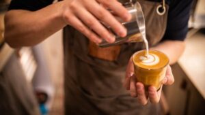 Menjelajahi Cita Rasa Kopi: Dari Jenis Biji Hingga Menu Favorit di Kedai Kopi